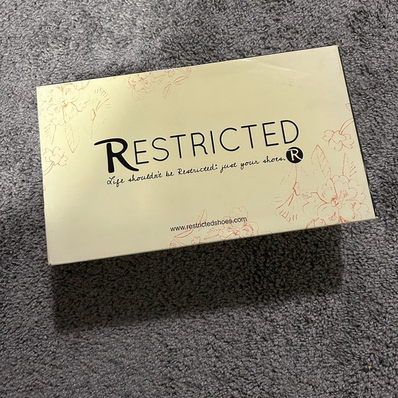 Restricted Size 7.5 2 tone Oxford - Picture 3 of 5